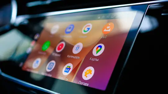 Одинаковый Android Auto 17.8 ведёт себя по-разному: фикс может быть серверным