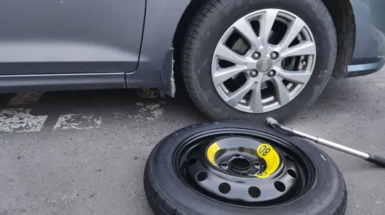 Давление, домкрат и ключ: что проверить в багажнике автомобиля до прокола колеса
