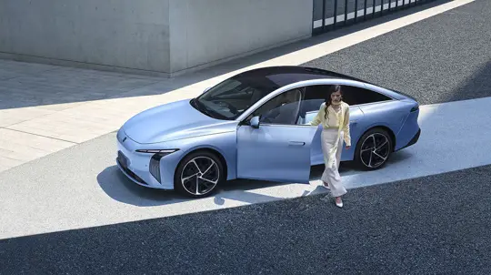 59,4 кВт·ч, 565 км CLTC и 6,7 с: Forthing S7 EVO появился совсем рядом с РФ
