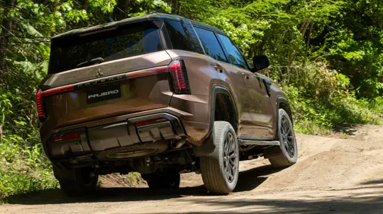 Новый Pajero получил усиленную раму, 5-рычажную подвеску и S-AWC