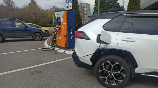 Каждая десятая машина за неделю — электрическая или PHEV: что изменилось