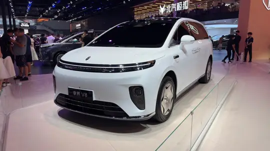 Huawei и BAIC сделали 5,3-метровый MPV с четырьмя лидарами и 800 В