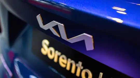 Kia Sorento сравнили с Hyundai Santa Fe и Mitsubishi Outlander