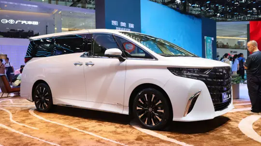 Toyota готовит крупное обновление Alphard: внешность изменят, моторы могут сохранить