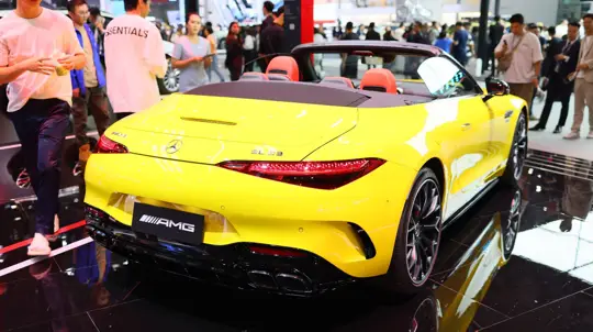 585 л.с., V8 4.0 и полный привод: россиянам предложили выбрать между SL 63 за 28,95 млн и G 63