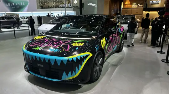 800 В, зарядка 5C и 8 языков: Li Auto представила европейский Li 6 в Париже