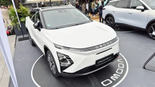 Omoda 5 NEXT получил экран 15,6 дюйма, гибрид с расходом 5,2 л и электрическую версию на 430 км