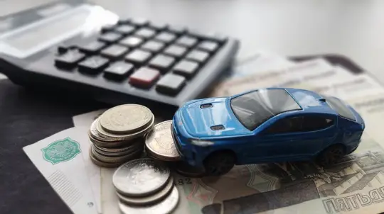 ФНС разъяснила порядок начисления налога на дорогие автомобили в 2026 году