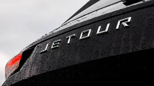 Доплата почти символическая: Jetour поставил гибрид и 4×4 почти по одной цене