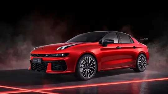 Почти 1,9 метра в ширину: Lynk & Co показала спортивный седан с расширенными крыльями и большим антикрылом