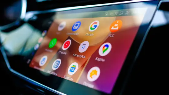 Google научила Android Auto искать письма и фотографии водителя, но не для всех