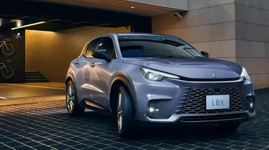 Lexus LBX подорожал на 130 тыс. рублей: кузов усилен, амортизаторы перенастроены