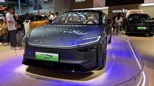 Камера не видит машину за углом: Toyota нашла другой способ предупредить водителя