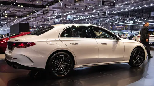 Mercedes готовит E-Class с привычным кузовом, но совершенно другой техникой
