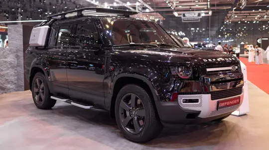 Роскошь, надежность и функциональность: что известно о новом и самом мощном внедорожнике от Land Rover