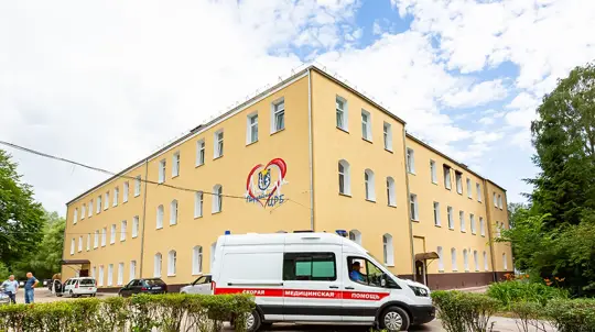 Девушка оступилась и попала под колёса автобуса