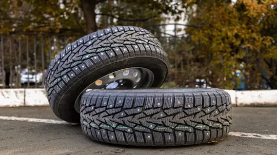 Россиянам рассказали о рисках преждевременной смены резины на летнюю