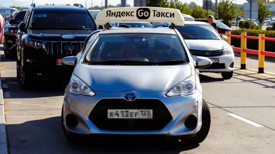 Комфорт и безопасность не важны: российские таксопарки заполнят китайские автомобили