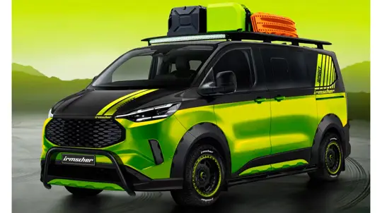 Городской фургон Ford превратился в джангл-кемпер для экстремалов