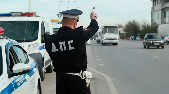 Сотрудники ГИБДД штрафуют владельцев автомобилей с механической коробкой передач