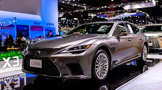 Роскошные седаны Lexus отправляются в сервис из соображений безопасности