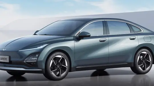 Wuling запустит продажи нового седана Starlight в Гуанчжоу