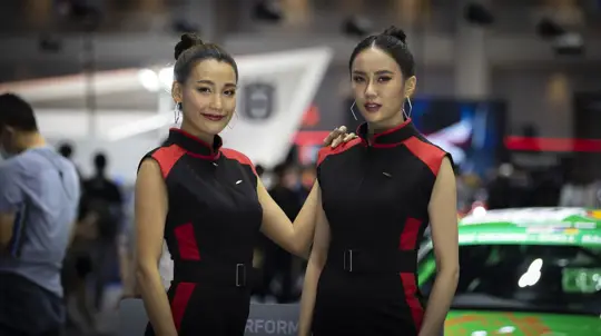 Yuanhang Y7: новый седан с функцией сообщений для пешеходов