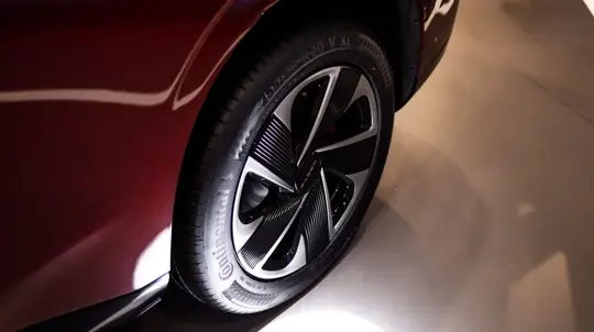 Дырка в колесе не помеха: как далеко можно проехать с пробитой шиной