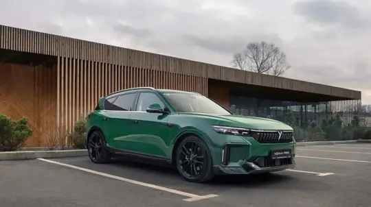 Почти спортивный кроссовер, но гибрид: 4,8 секунды до сотни и пневмоподвеска