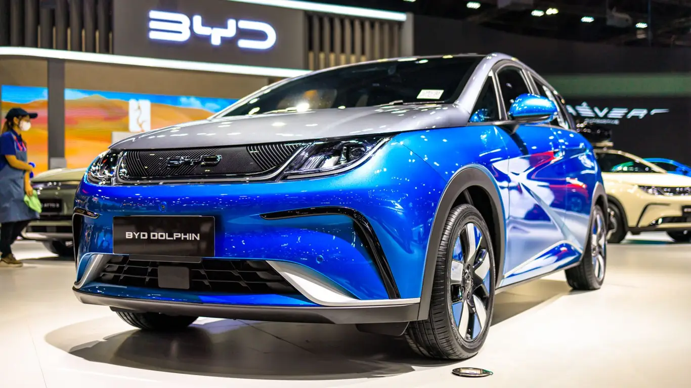 Китайцы совсем обнаглели: автомобили этой марки вторгнутся на футбольные поля