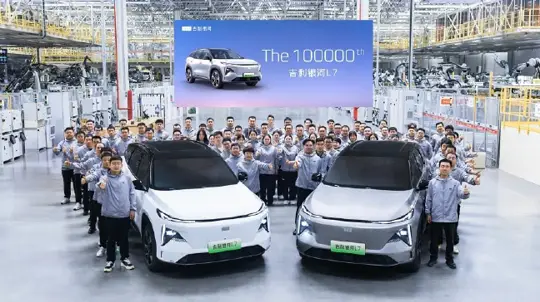 Модель Galaxy L7 оказалась популярной: что предлагает гибрид от Geely