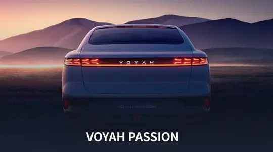 Россияне дождались: этот новый седан сочетает достоинства электрокара и машины с ДВС