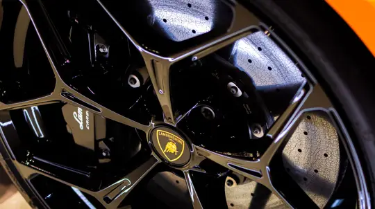 Торможение, которое вызывает уважение: какие машины остановятся мгновенно с любой скорости