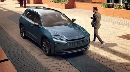 Преемник Toyota Venza выходит на рынок: автомобиль заметно подорожал и получил новый шильдик