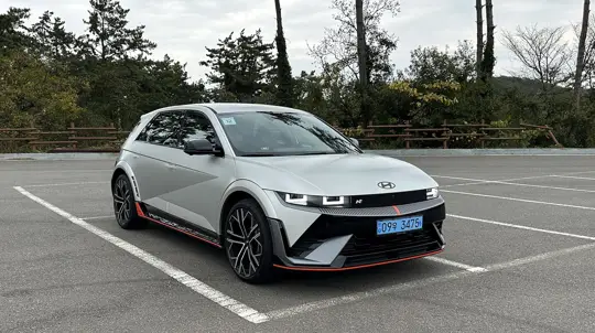 Такими электромобили еще не выпускались: кнопка буста и куча режимов вождения для треков