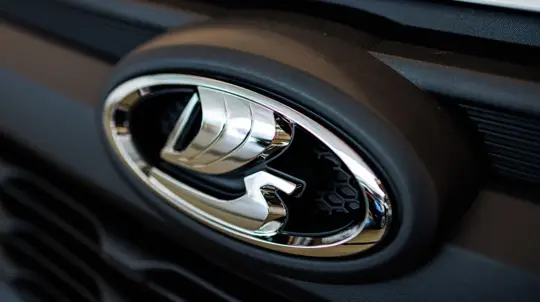 Отечественный седан, который может все: в Тольятти начали собирать Весту в топе