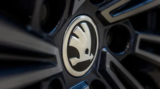 Skoda вернулась в Россию: востребованный компактный кроссовер вновь в продаже