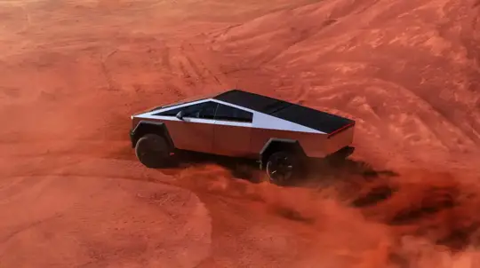 Tesla выпустит совершенно новый Cybertruck, который может появиться и в России