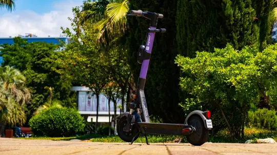 В Брянске в результате падения с самоката пострадал мужчина