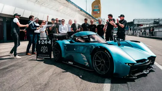 Маленький британский электрокар оказался быстрее AMG One на целую вечность