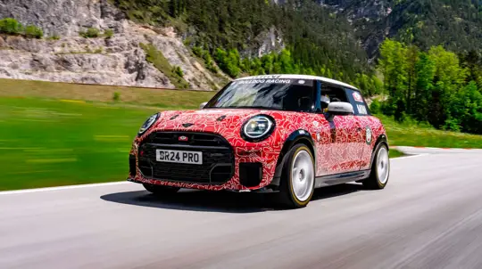 Маленький, но храбрый: Mini готовит к премьере электрический хот-хэтч с характером