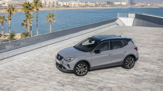 Вечеринка на Ибице: Seat Arona празднует юбилей старшего брата