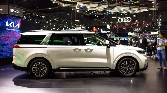 Несмотря на санкции, Kia Carnival продолжает радовать российские семьи