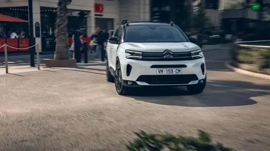 Хорошо знакомый россиянам кроссовер из Франции назвали достойной альтернативой китайским машинам: его собирают у нас