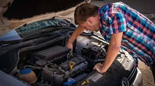 Опытные водители назвали универсальное средство, которое поможет удалить пятна от кофе и устранить скрипы в салоне автомобиля