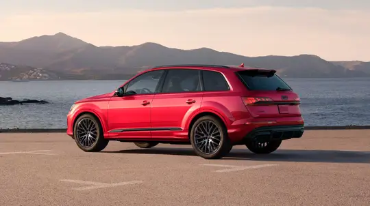 Новый Audi SQ7: спорткар для тех, кто не дружит с розеткой