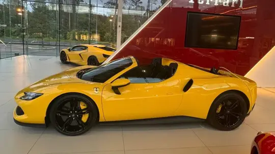 Таких машин в Россию не завозили и до санкций: невиданная роскошь доступна любому желающему