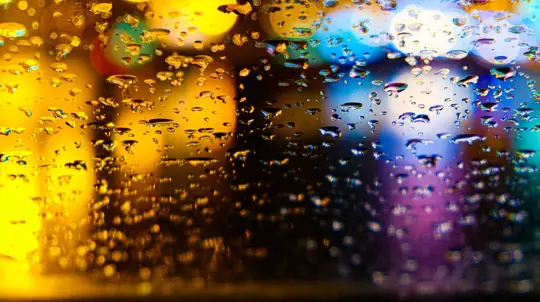 Россиянам рассказали, какая опасность для водителей скрывается в первые 10 минут после начала дождя