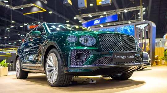 Британцы обошли санкции против России: люксовый внедорожник, достойный президента, вернулся в продажу