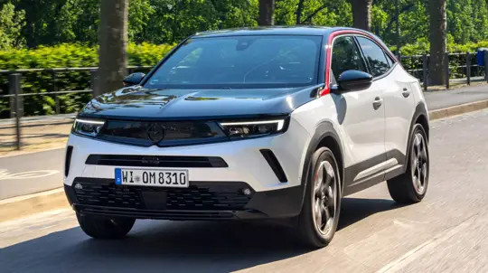 Популярный субкомпактный кроссовер с молнией обновится: первые подробности